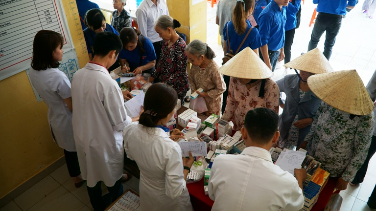Khám bệnh, cấp phát thuốc cho nhân dân